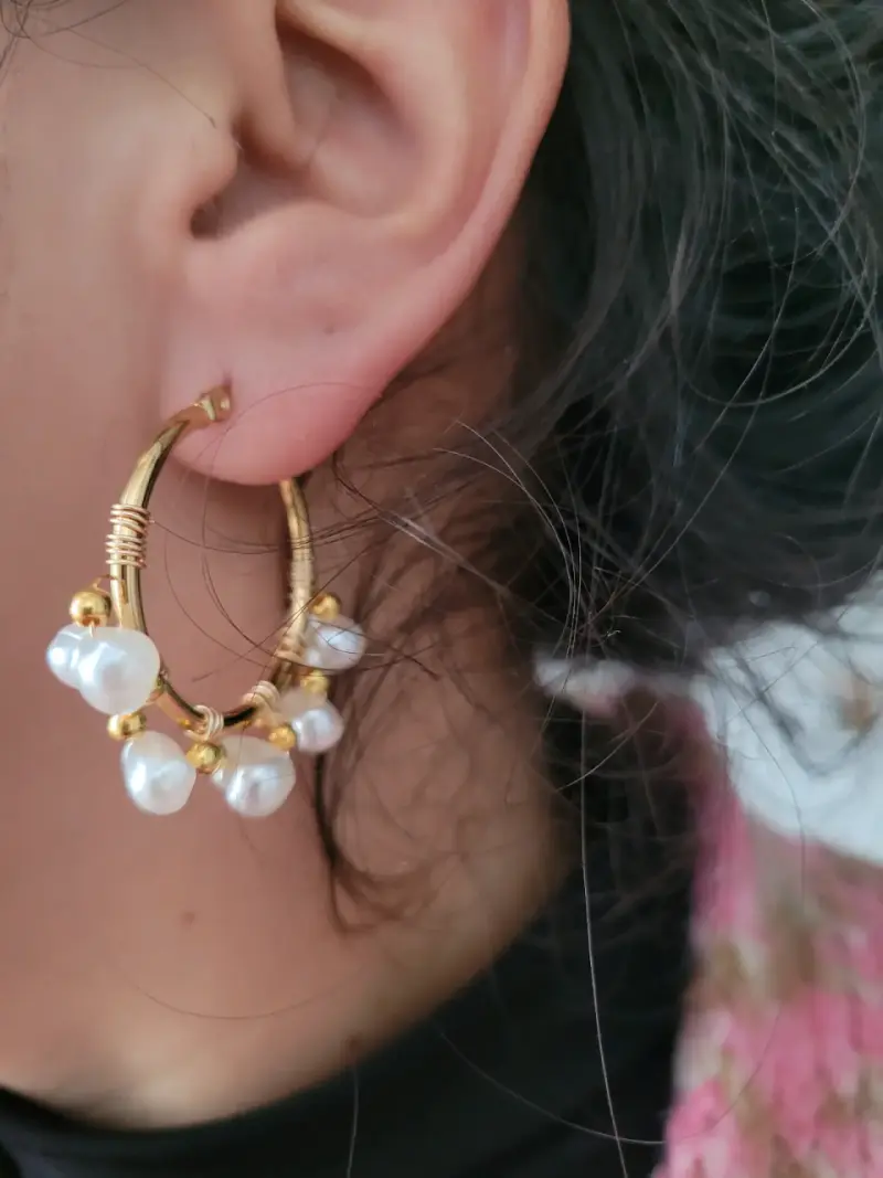 Aros dorados con perlas colgantes - 2