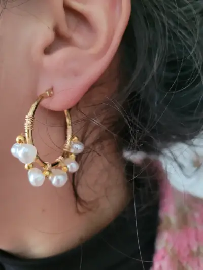 Aros dorados con perlas colgantes - miniatura 2