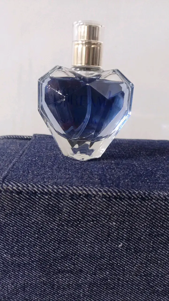 Perfume de mujer con frasco en forma de corazón