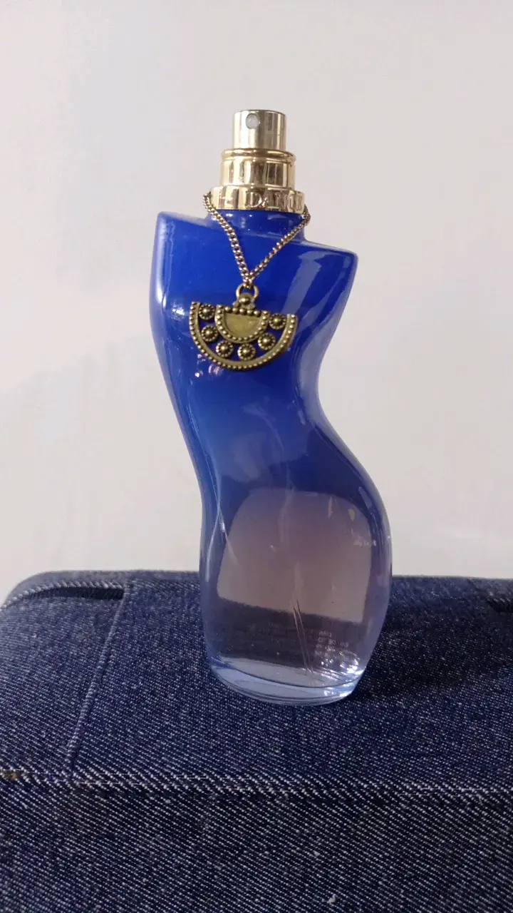 Perfume de mujer con diseño elegante