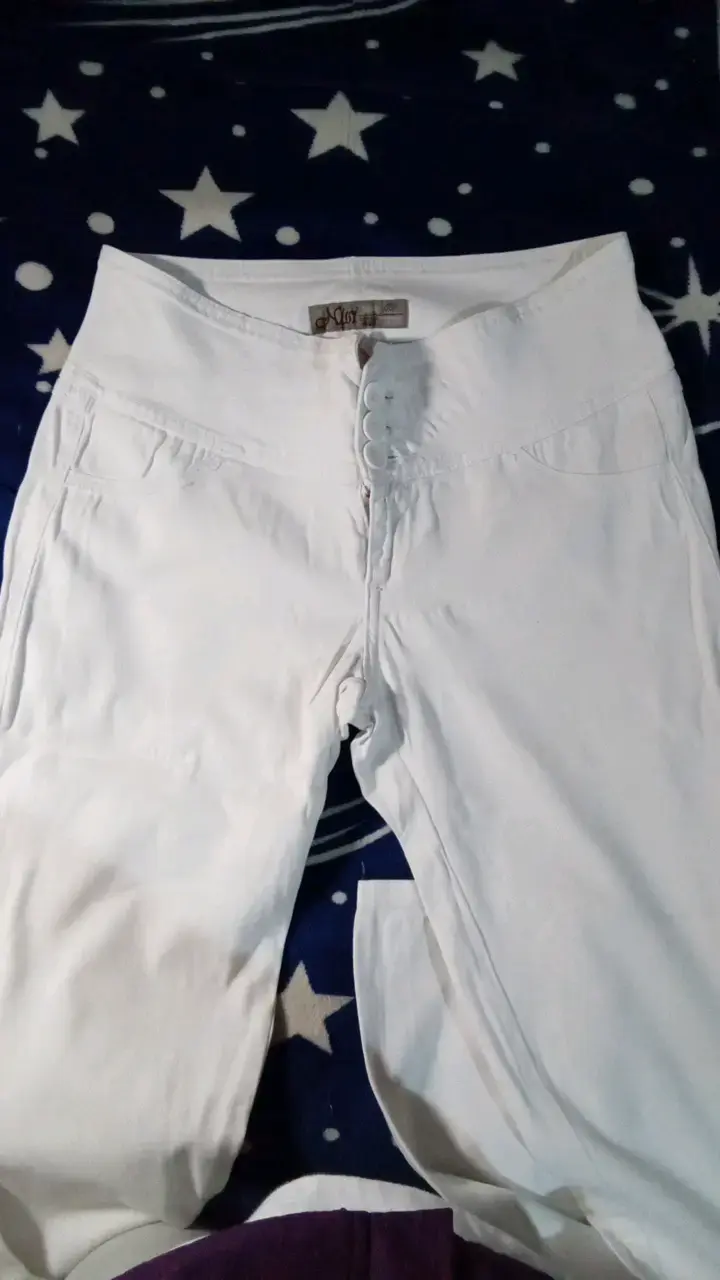 Pantalones blancos de mujer estilo casual