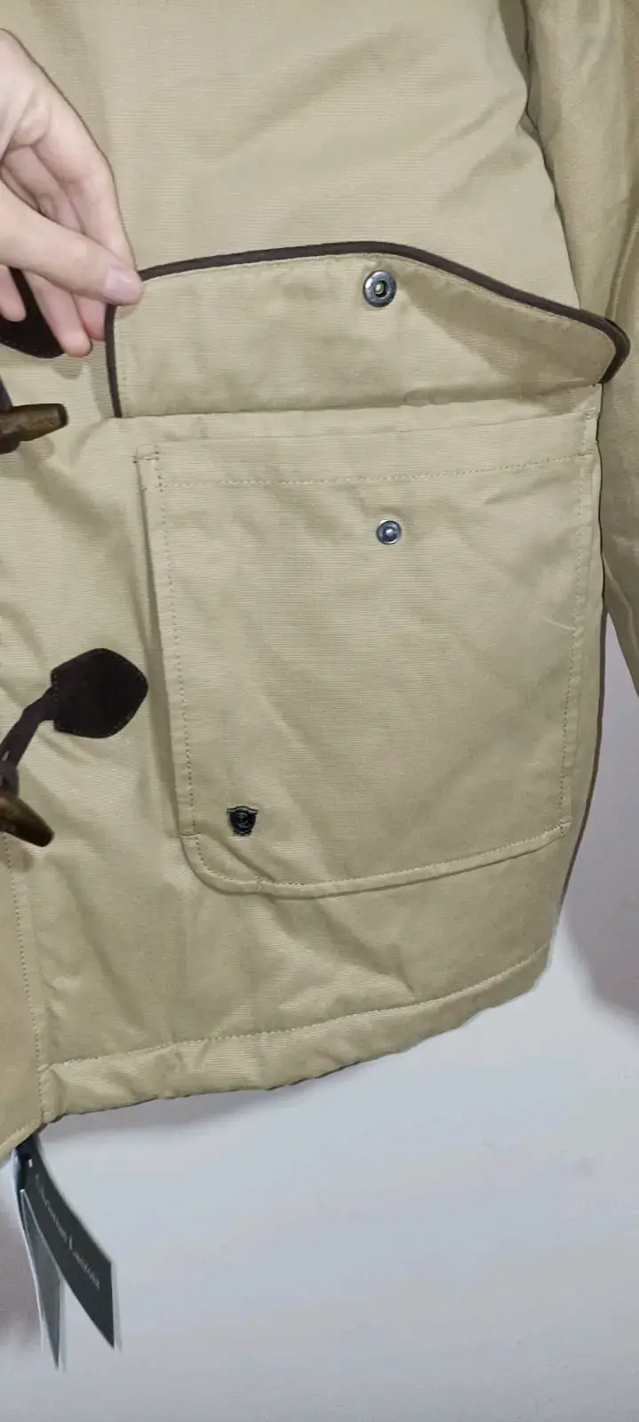 Abrigo beige con capucha desmontable y cierre de trenca - 3