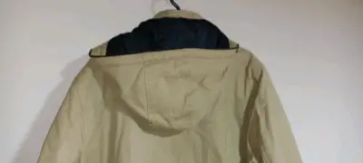 Abrigo beige con capucha desmontable y cierre de trenca - miniatura 5