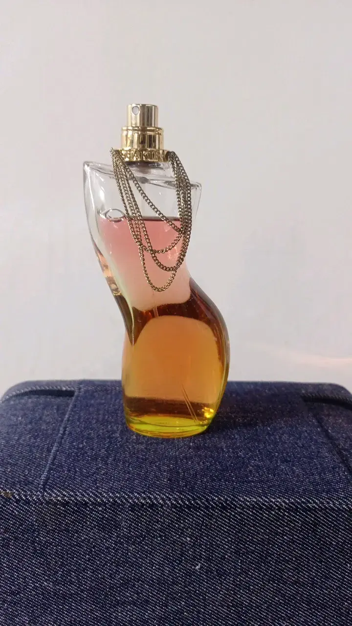 Perfume con botella decorativa en forma de cuerpo