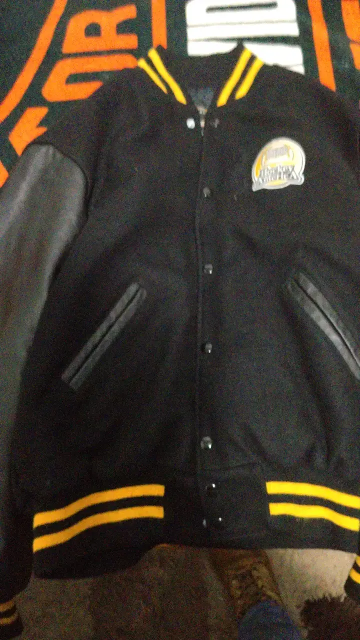 Chaqueta varsity negra con detalles amarillos - 1
