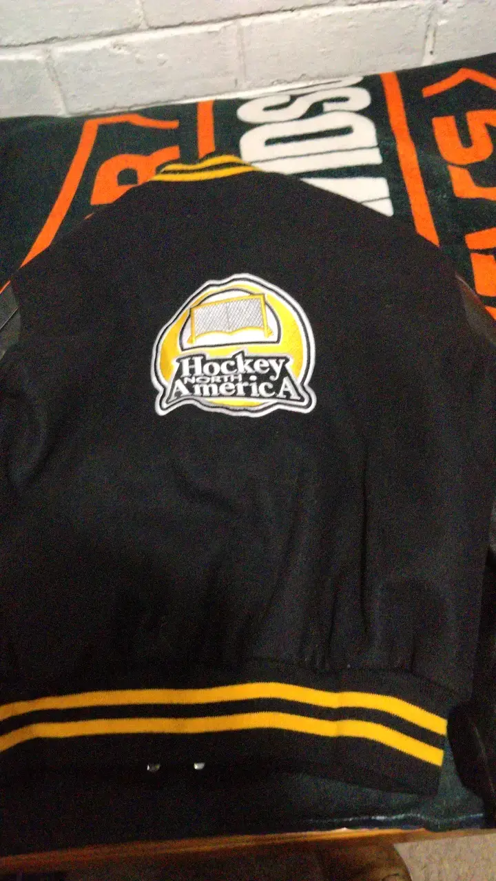 Chaqueta varsity negra con detalles amarillos - 2