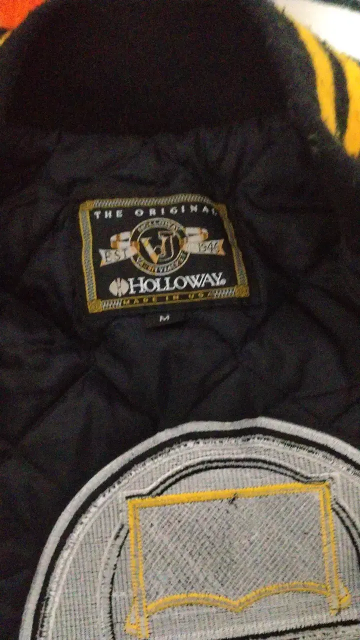 Chaqueta varsity negra con detalles amarillos - 3