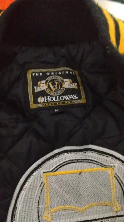 Chaqueta varsity negra con detalles amarillos - miniatura 3