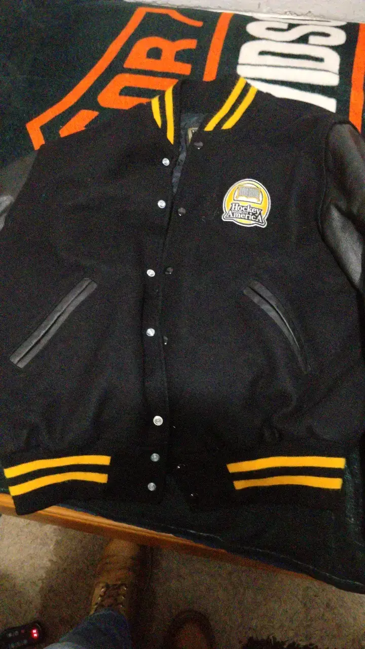 Chaqueta varsity negra con detalles amarillos - 4