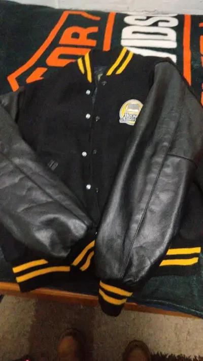 Chaqueta varsity negra con detalles amarillos - miniatura 5