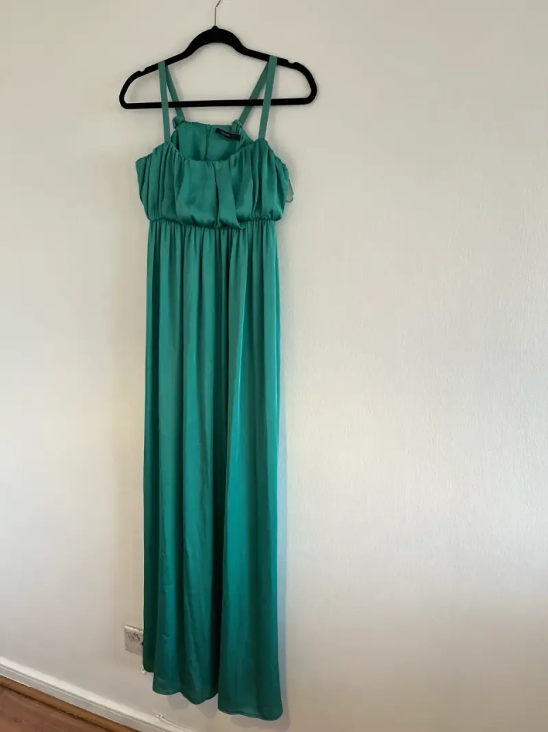 Vestido largo verde esmeralda con tirantes