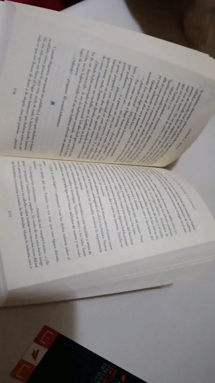 Libro 'Una Corte de Rosas y Espinas' Sarah J. Ma - 2