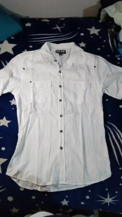 Camisa blanca de hombre con bolsillos - miniatura 1