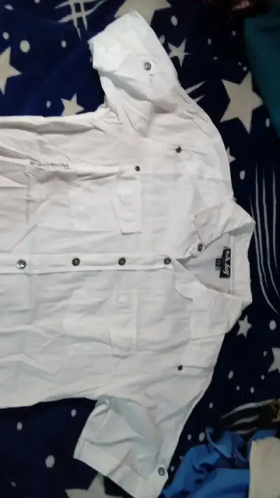 Camisa blanca de hombre con bolsillos - miniatura 2