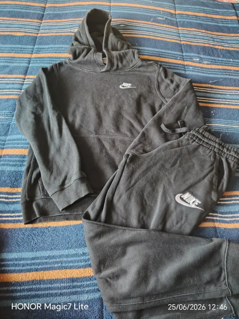 Conjunto deportivo Nike negro con capucha - 1