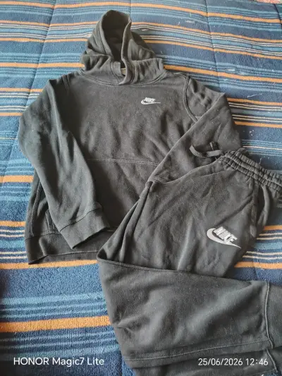 Conjunto deportivo Nike negro con capucha - miniatura 1