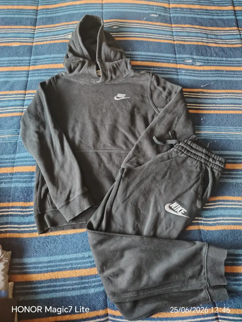 Conjunto deportivo Nike negro con capucha - 2