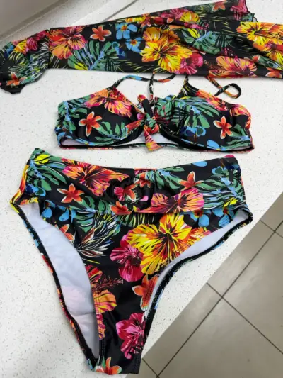 Bikini floral con pareo tropical - miniatura 1