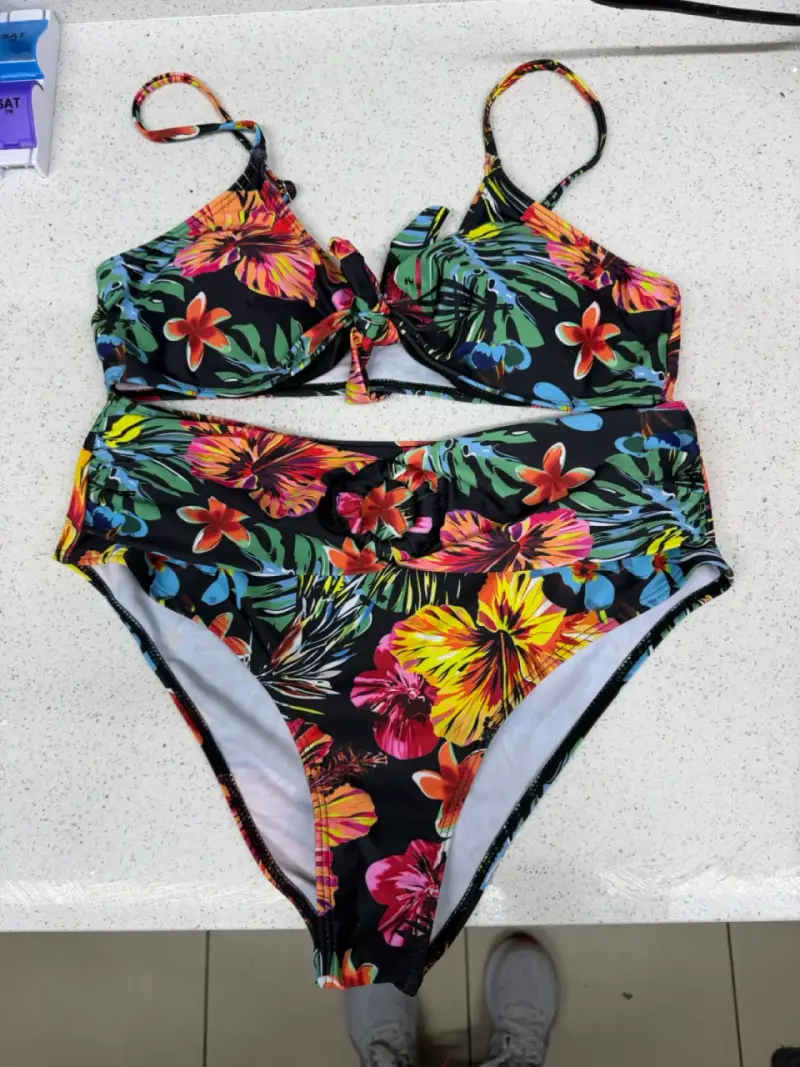 Bikini floral con pareo tropical - 2