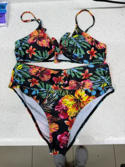 Bikini floral con pareo tropical - miniatura 2
