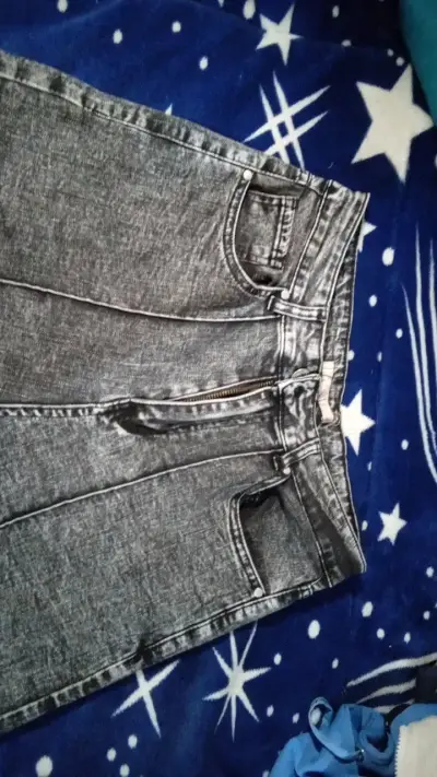 Jeans gris de mezclilla para mujer - miniatura 2
