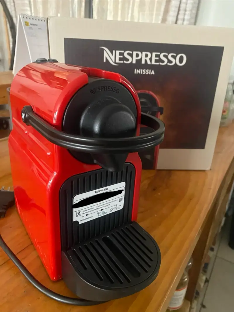 Cafetera Nespresso Inissia Roja Compacta - 1