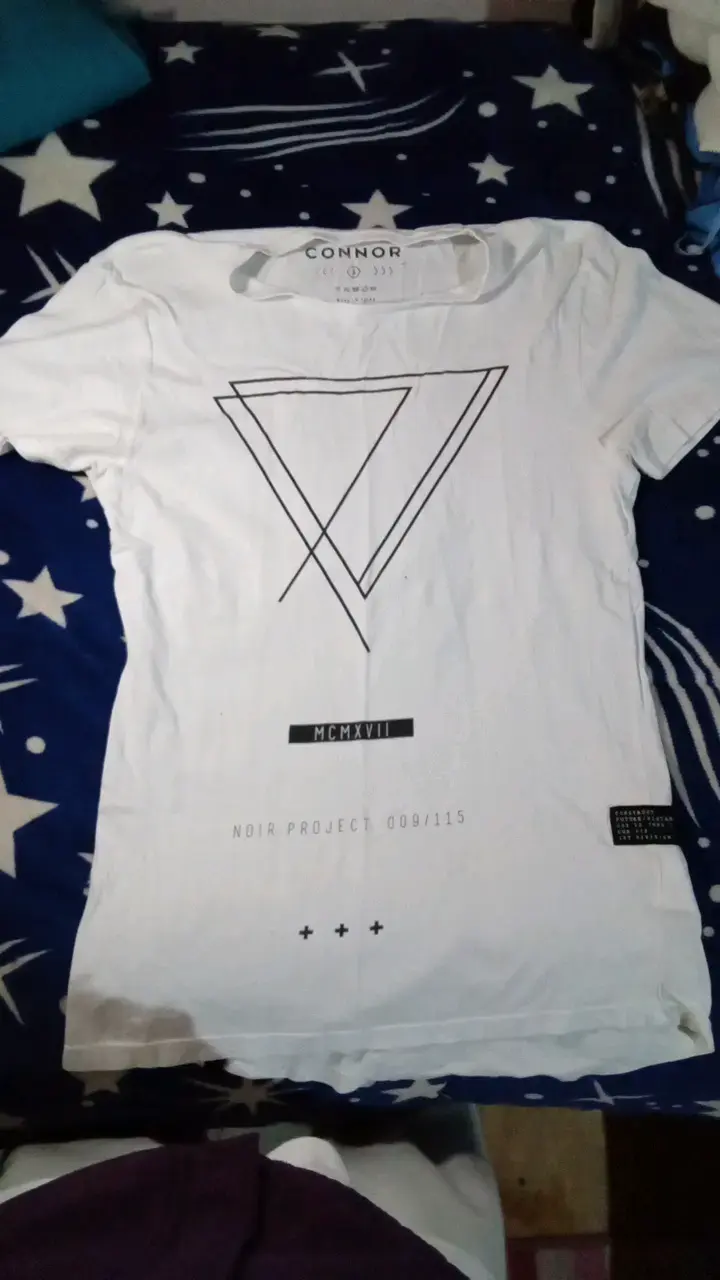 Polera blanca con diseño geométrico Connor
