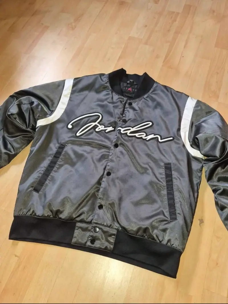 Chaqueta bomber Jordan gris y negra - 1