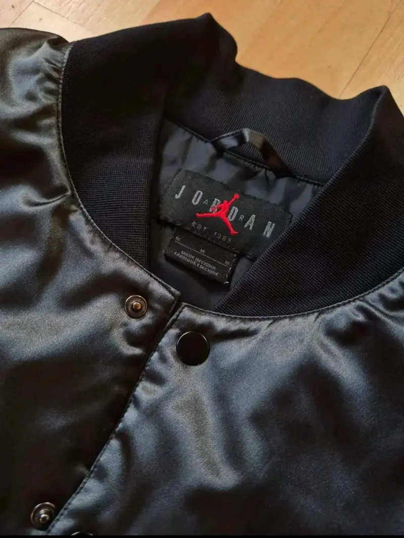 Chaqueta bomber Jordan gris y negra - 3