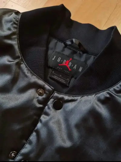 Chaqueta bomber Jordan gris y negra - miniatura 3