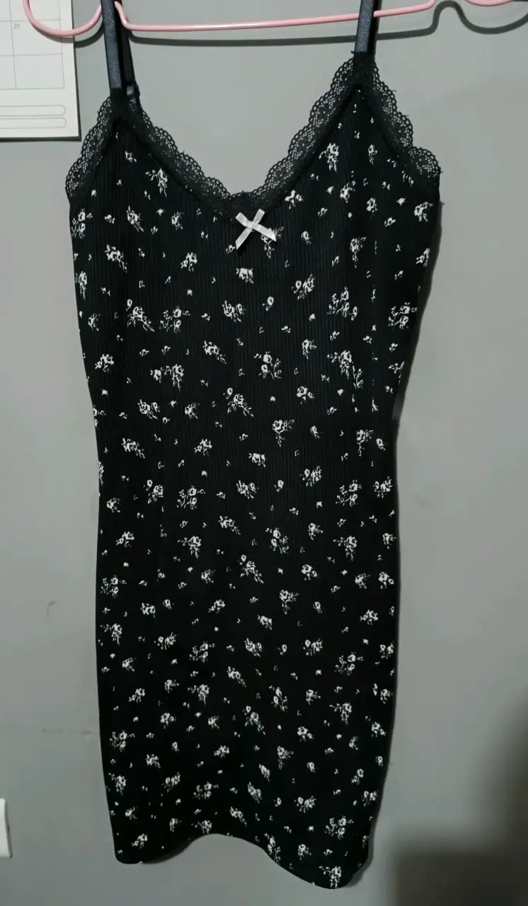 Vestido negro con encaje y estampado floral
