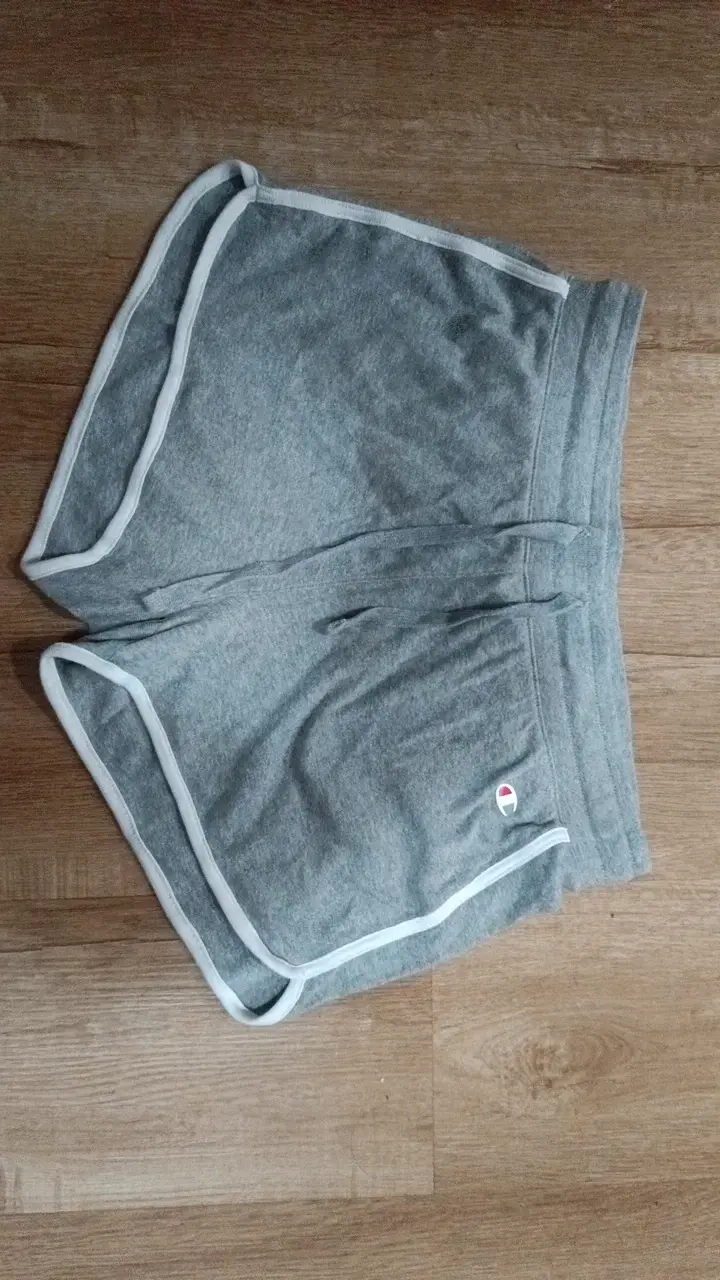Shorts deportivos grises