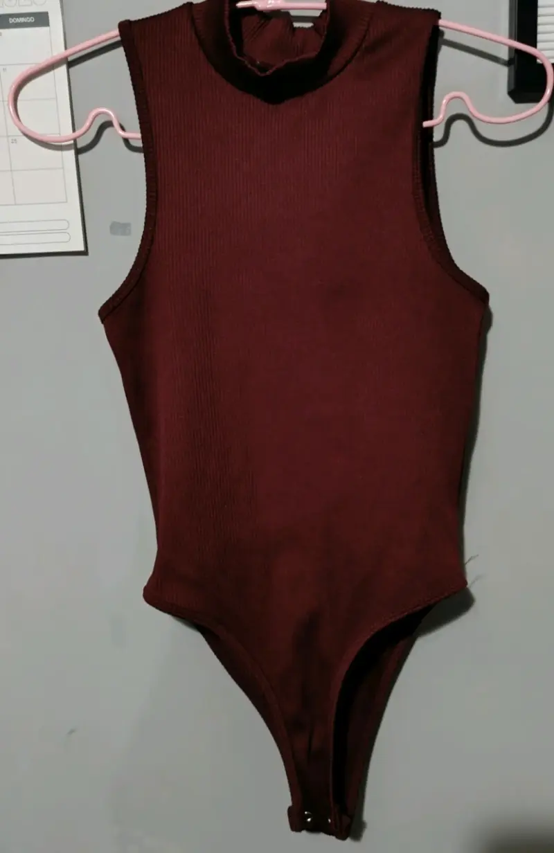 Body sin mangas color burdeos
