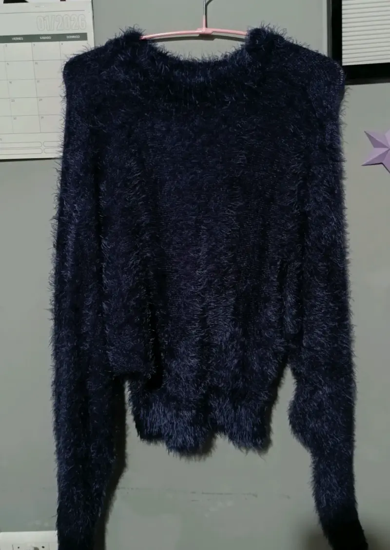 Suéter de mujer morado oscuro peludo