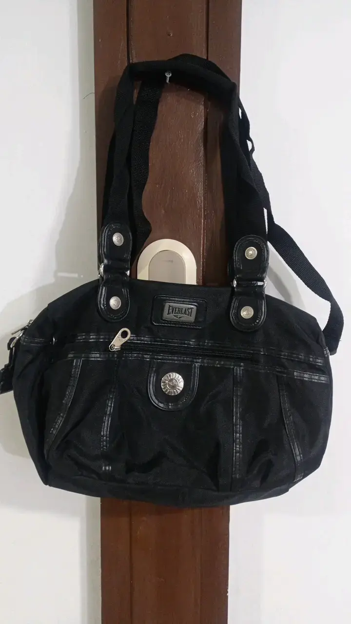 Bolso negro Everlast con diseño elegante
