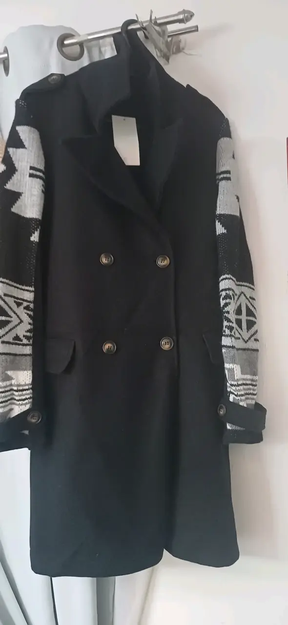 Abrigo negro con mangas con diseño - 2