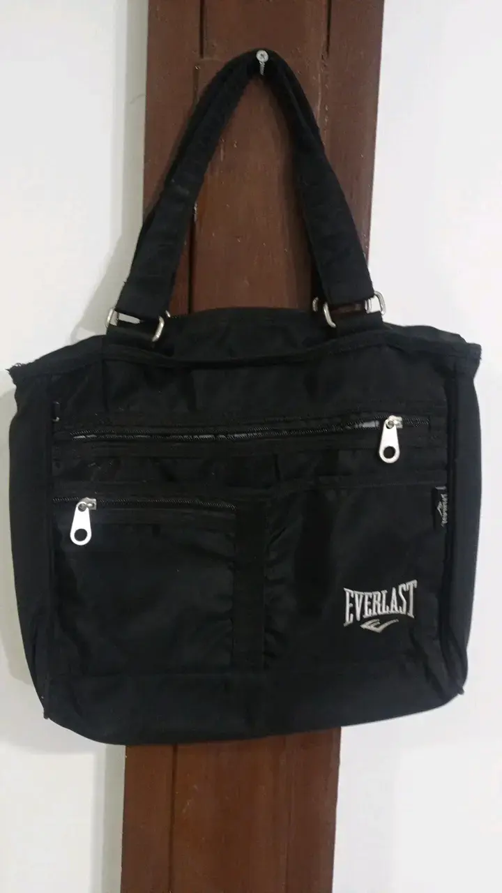 Bolso negro Everlast con múltiples bolsillos