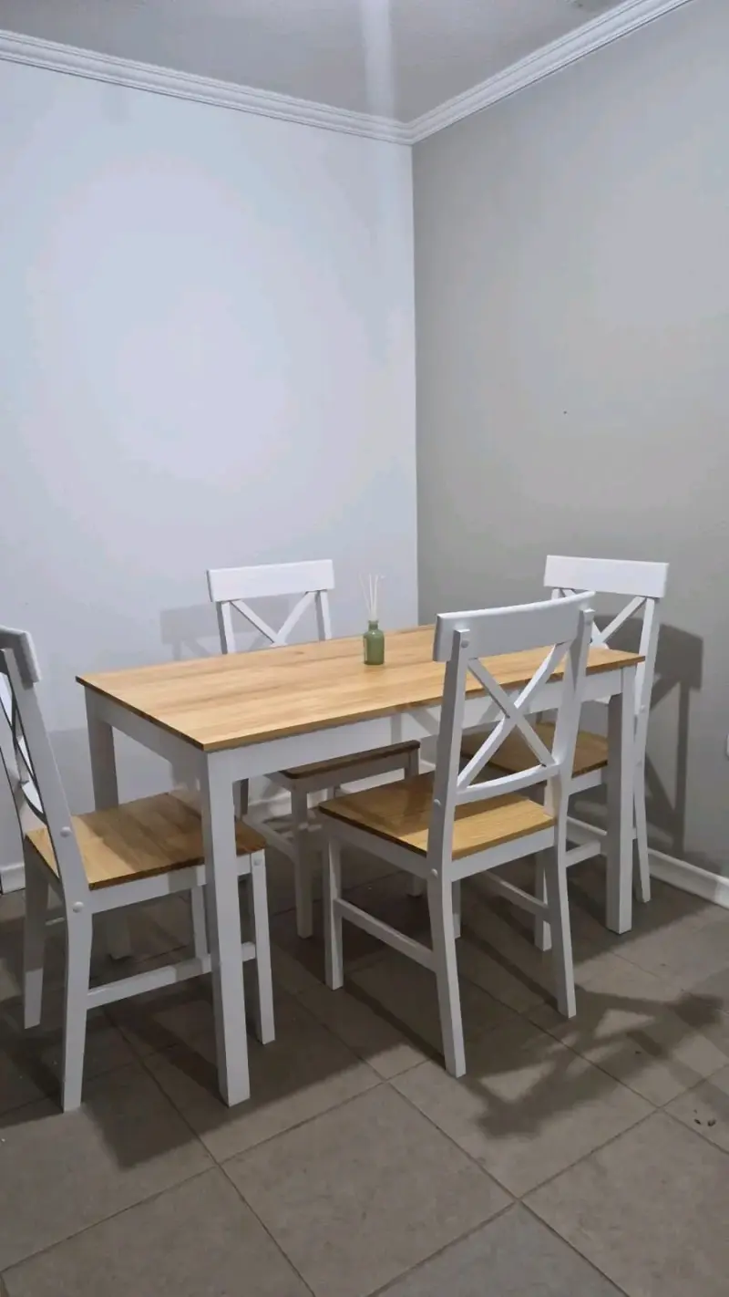 Juego de comedor de madera para 4 personas