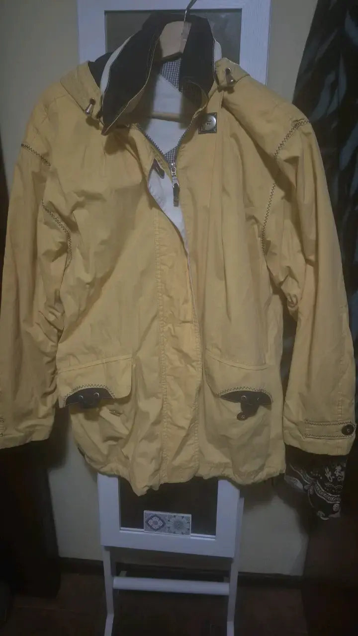Chaqueta amarilla impermeable con capucha