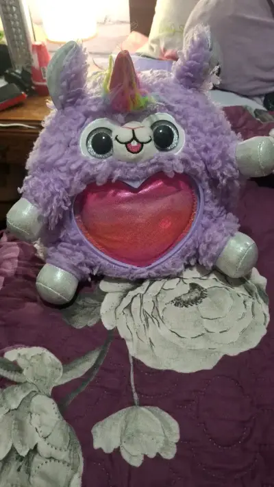 Peluche unicornio morado con corazón brillante - miniatura 2
