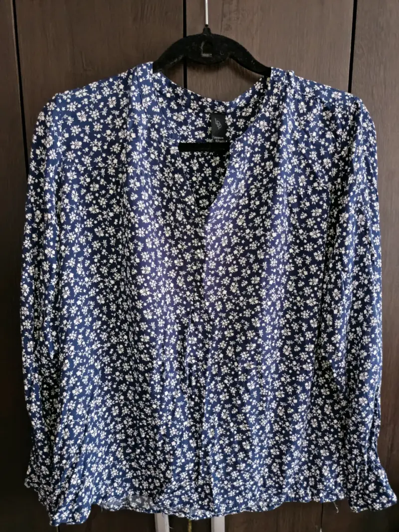 Blusa azul con estampado floral para mujer