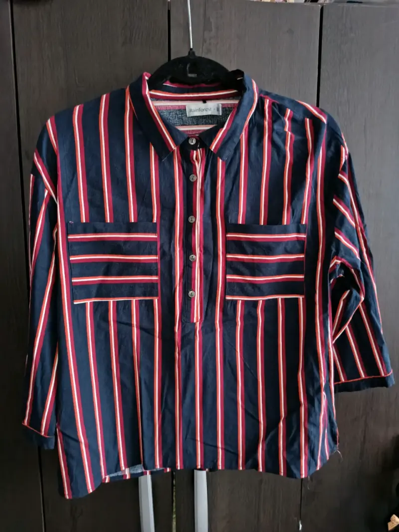 Blusa de rayas azul y roja