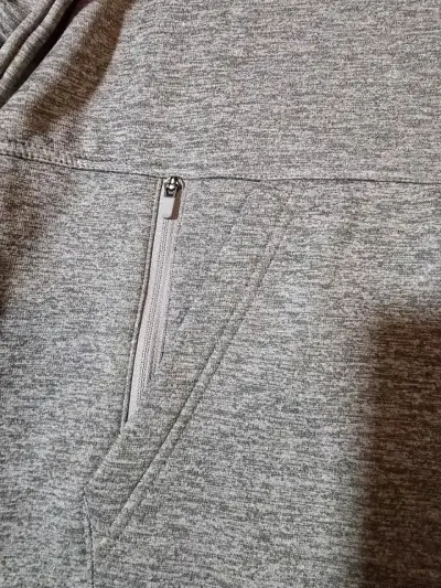 Polerón con capucha gris Nike con logo amarillo - miniatura 2