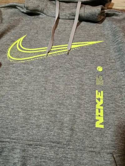 Polerón con capucha gris Nike con logo amarillo - miniatura 3