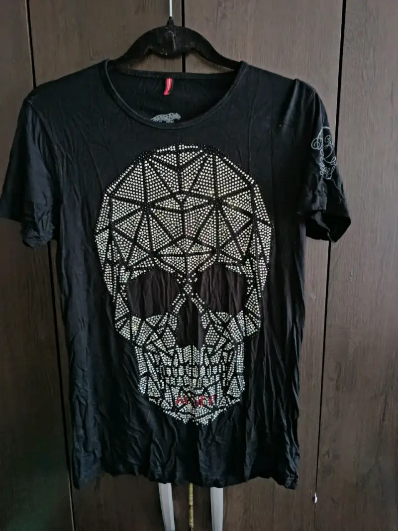 Polera negra con diseño de calavera brillante