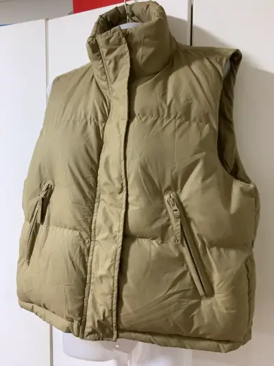 Chaleco acolchado sin mangas beige - miniatura 1