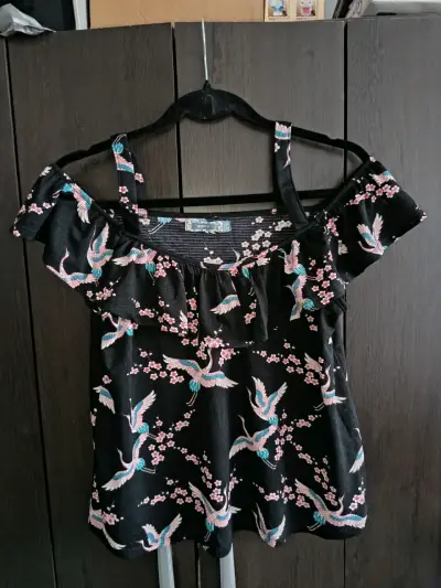 Blusa negra con estampado de grullas y flores - miniatura 1