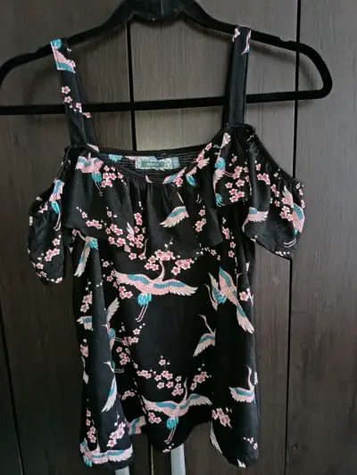 Blusa negra con estampado de grullas y flores - miniatura 2