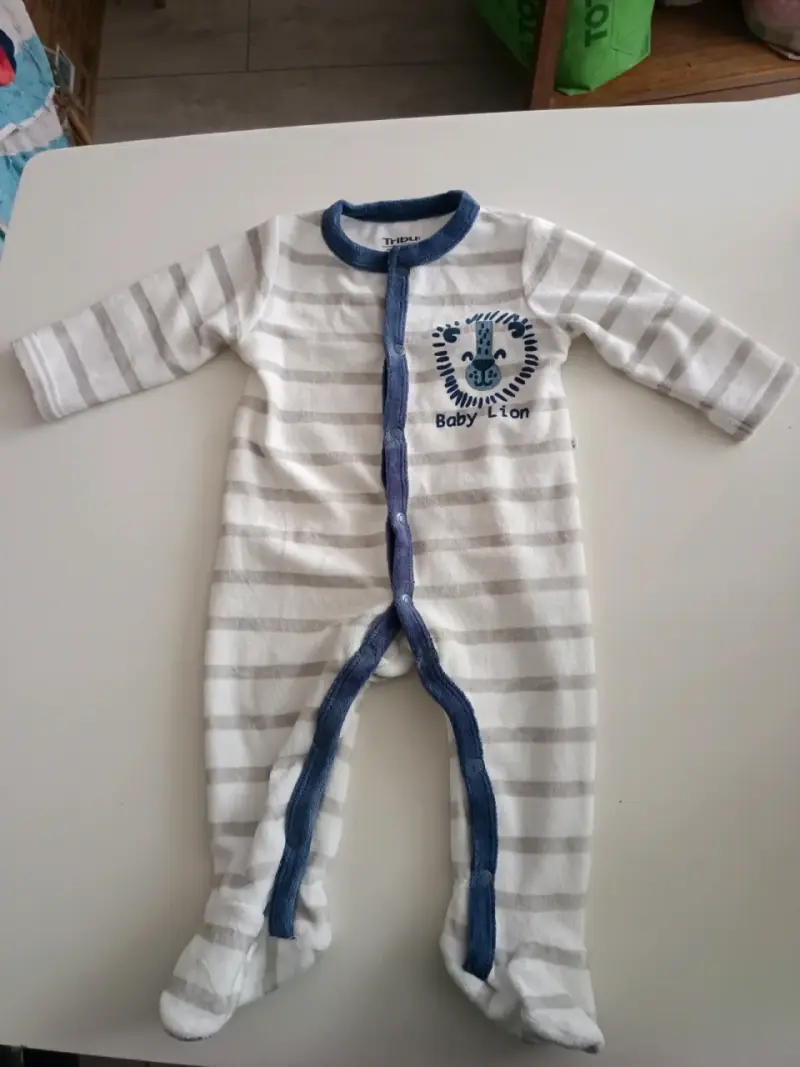 Pijama de bebé a rayas con diseño de león