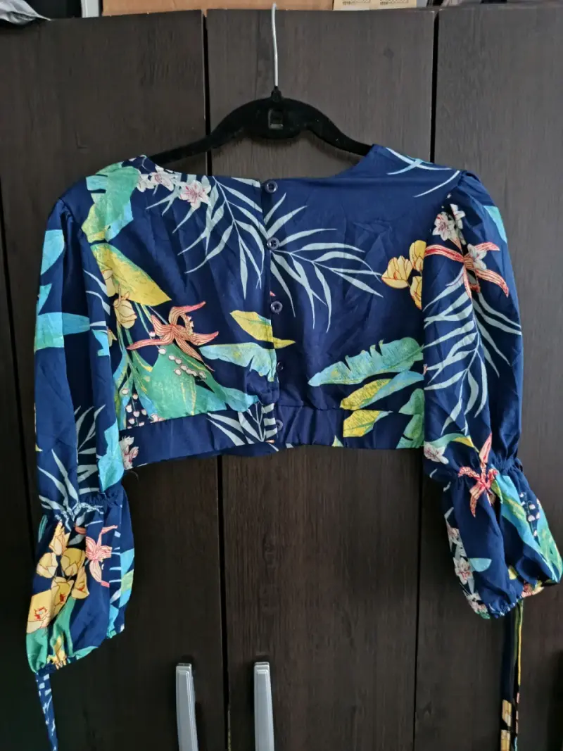 Blusa corta floral azul con mangas abullonadas - 1